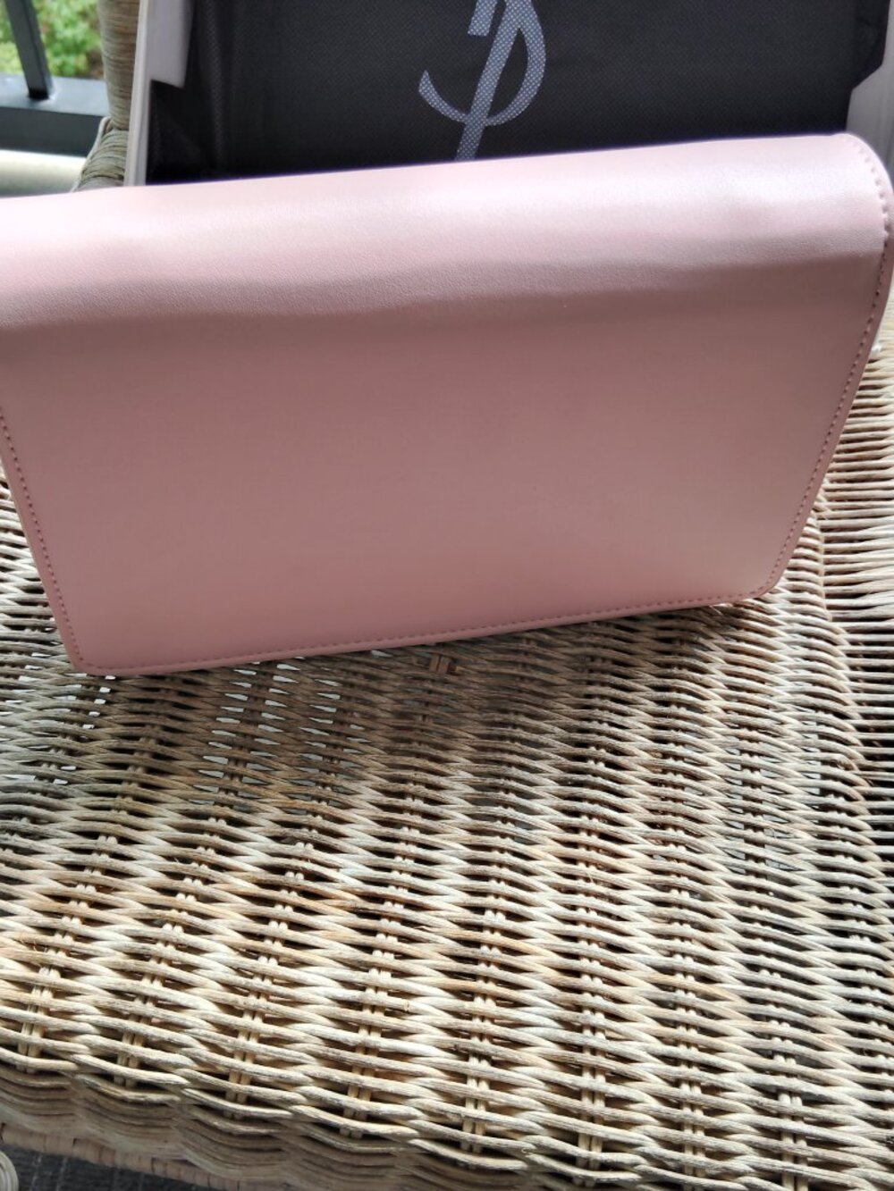 Ladies cute soft pink YSL shoulder bag with gold strap - Picture 2 of 5